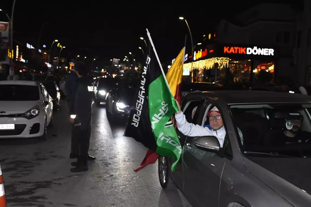 Galatasaraylı Taraftarlar Şampiyonluğu Coşkuyla Kutladı