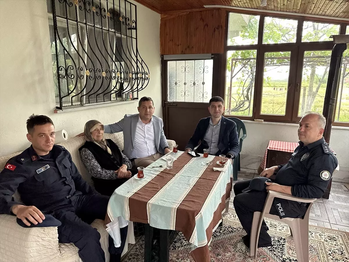 Samsun'da 15 Temmuz şehidinin annesine Anneler Günü ziyareti