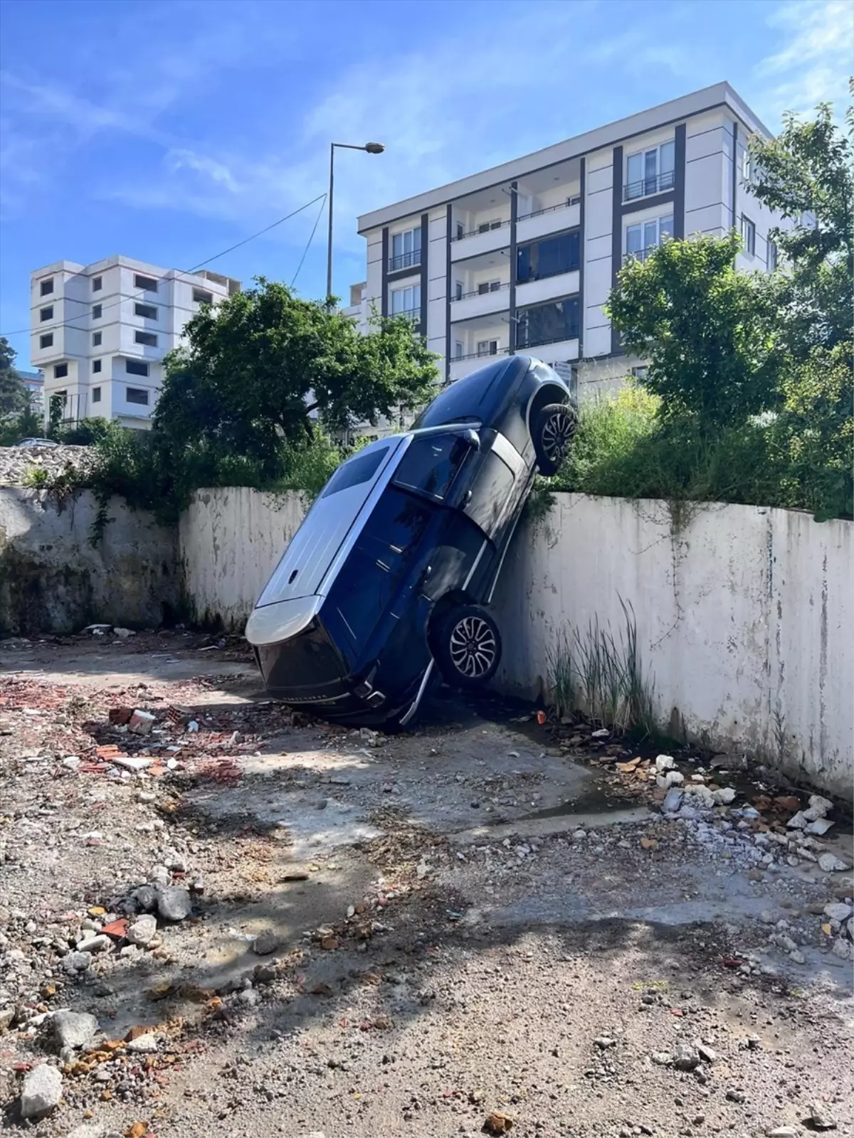 Samsun'da İstinat Duvarından Düşen Cipte 2 Kişi Yaralandı