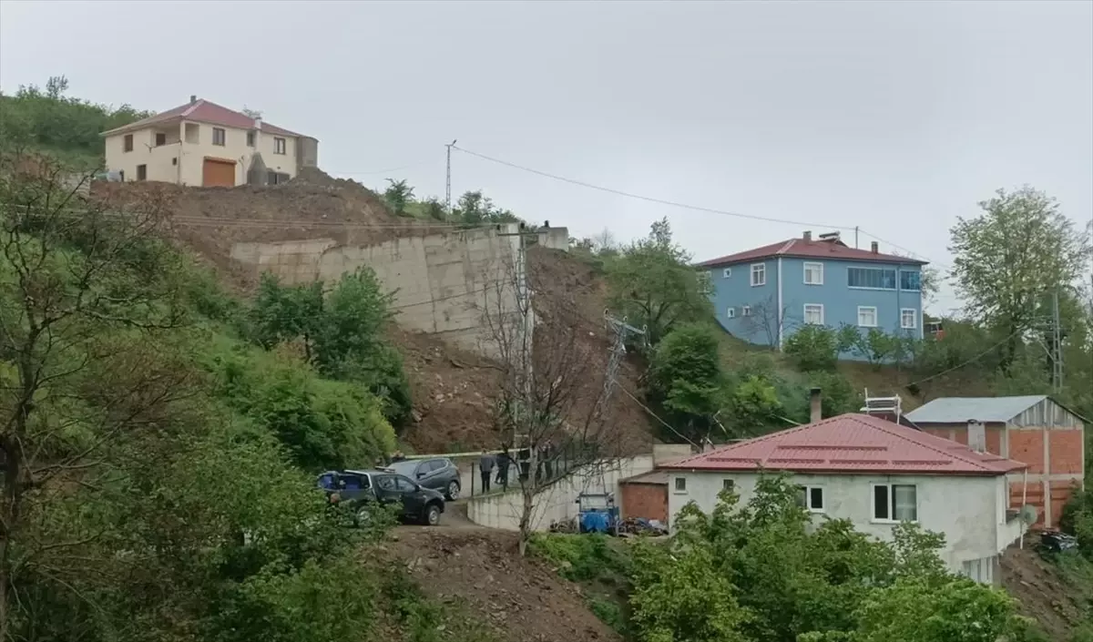 Samsun'da Toprak Kayması: Ev İstinat Duvarı Çöktü