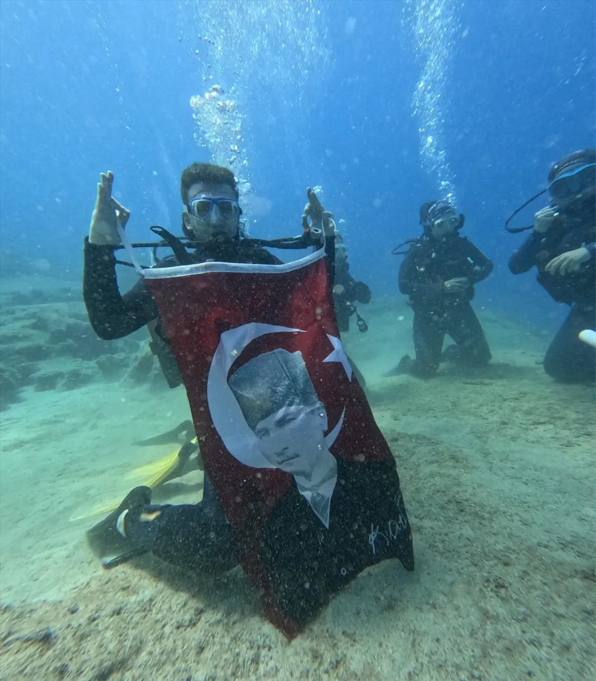 Samsunlu Sualtı Sporcuları Antalya'da Türk Bayrağı Açtı