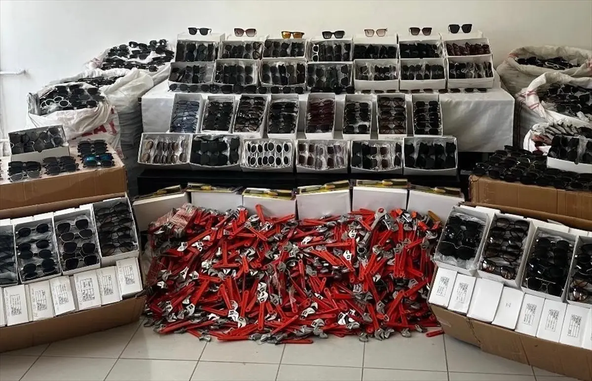 Şanlıurfa'da Kaçak Güneş Gözlüğü Operasyonu: 65 Bin 500 Gözlük Ele Geçirildi