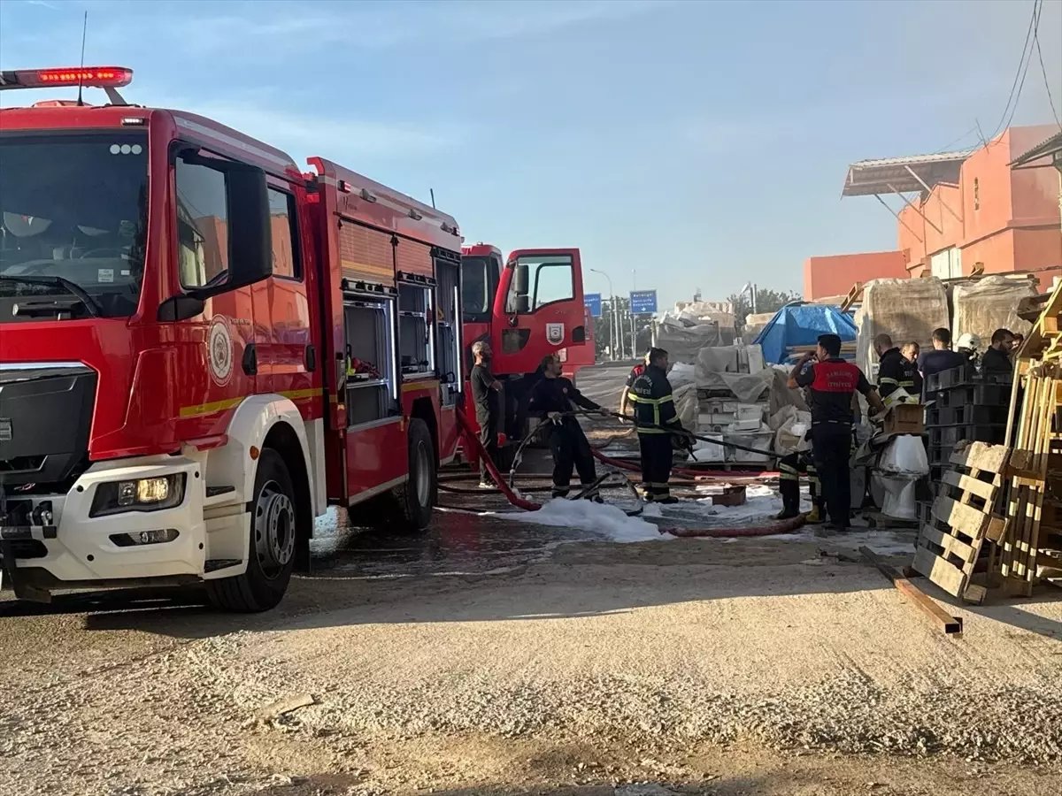 Şanlıurfa'da Depoda Yangın Çıktı