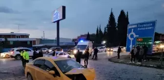 Sapanca'da Taksi ile Otomobil Çarpıştı: 6 Yaralı