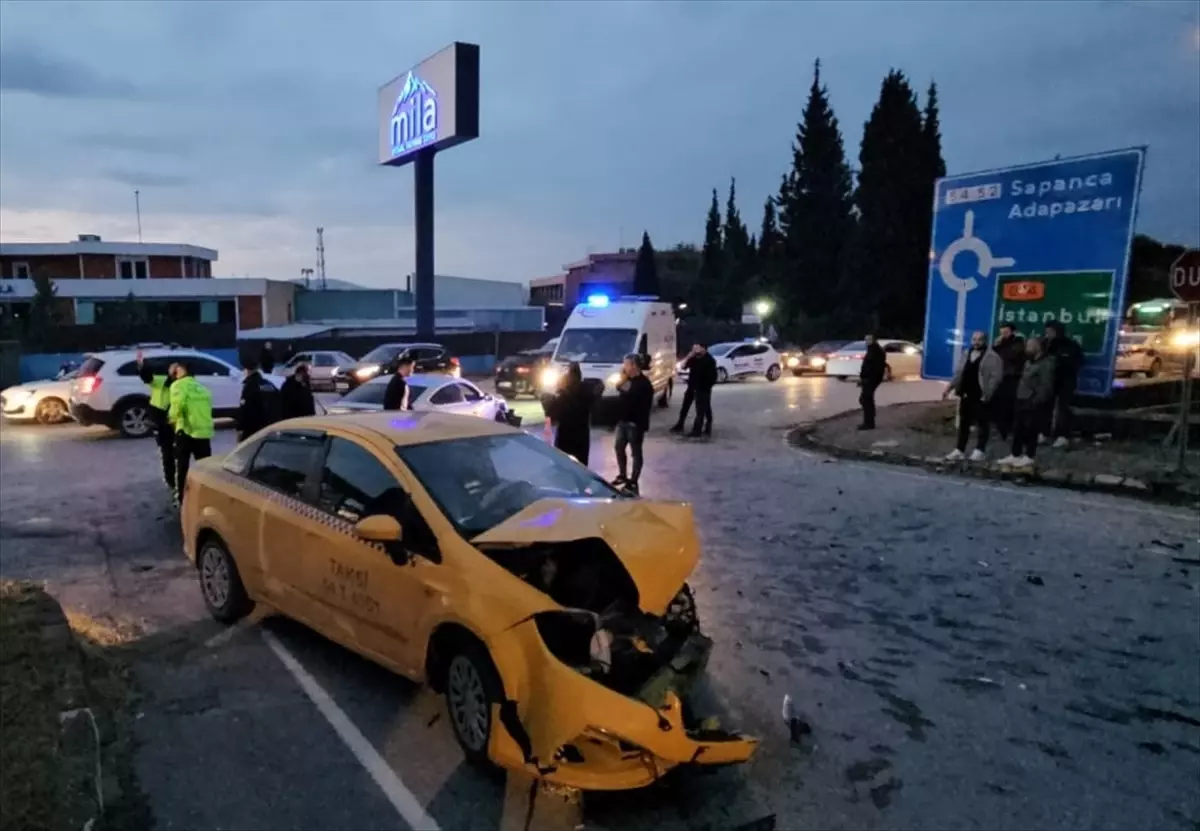 Sapanca'da Taksi ile Otomobil Çarpıştı: 6 Yaralı
