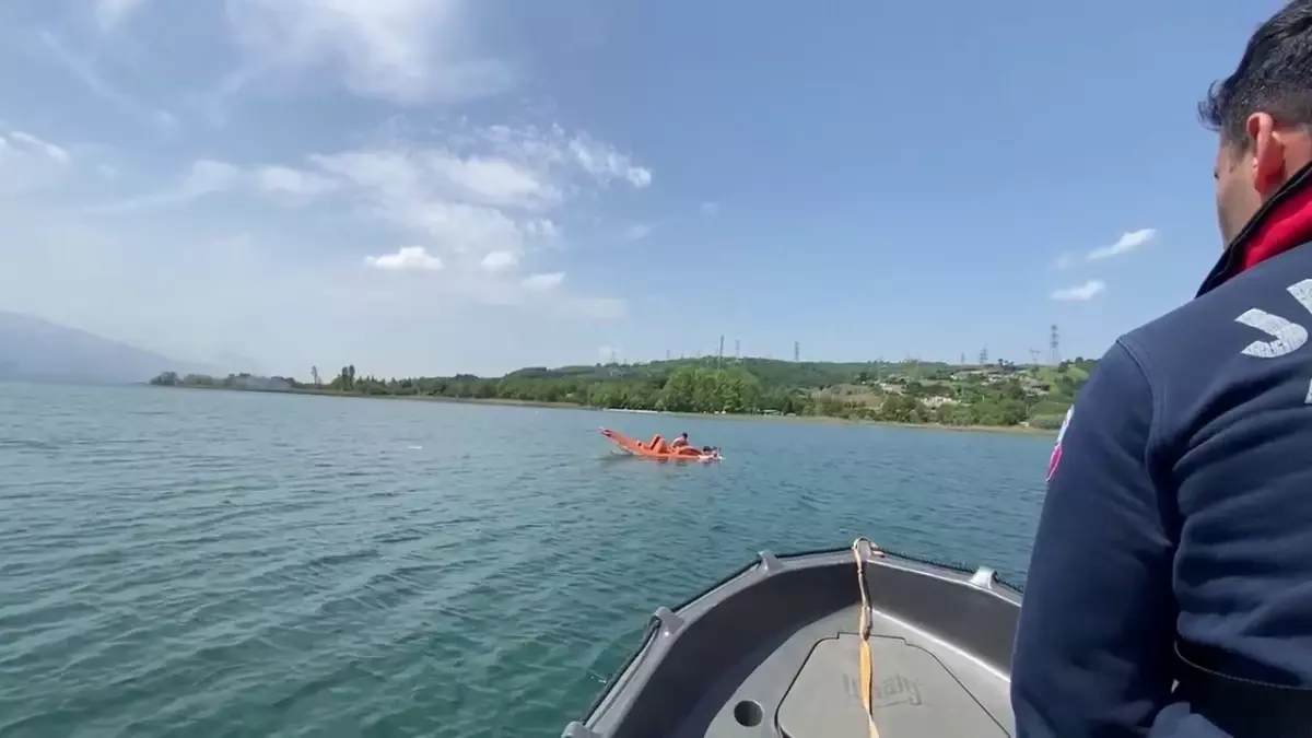 Sapanca Gölü'nde Pedallı Kano Alabora Oldu, Gençler Kurtarıldı
