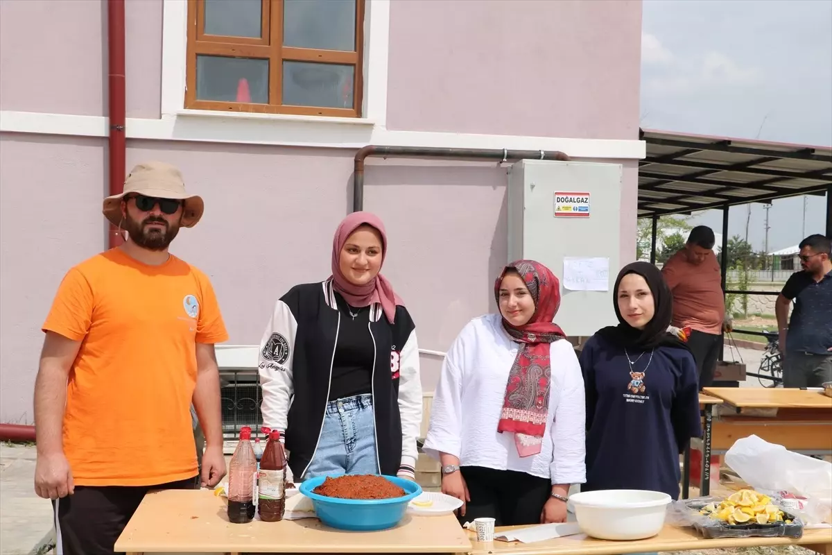 Lise Öğrencileri Uygulamalı Hayvan Yetiştiriciliği Eğitimi Alıyor