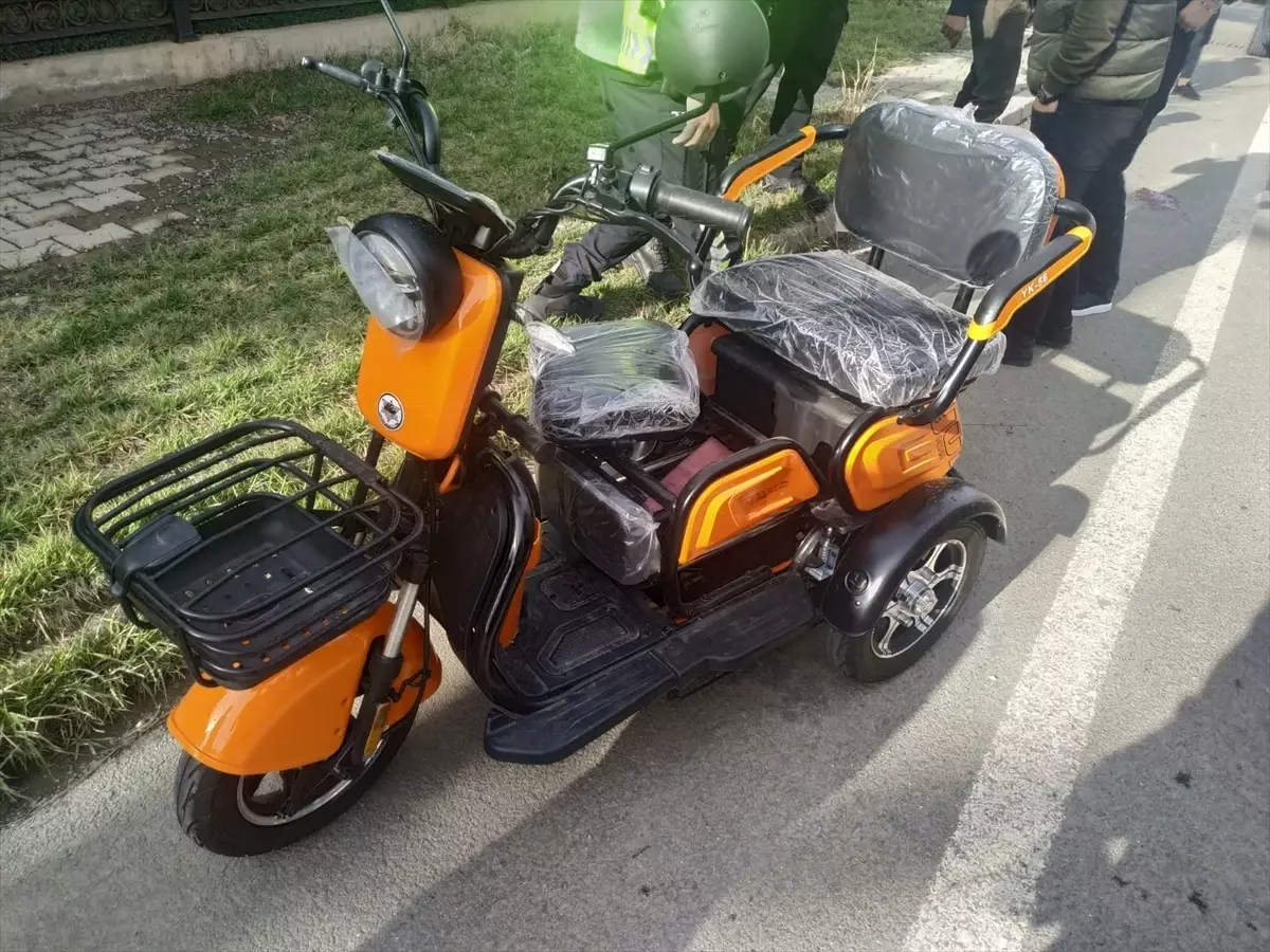 Şarkışla'da elektrikli motosiklet devrildi, 2 kişi yaralandı
