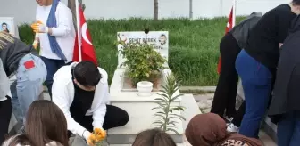Şarkışla'da üniversite öğrencileri şehitliği temizledi