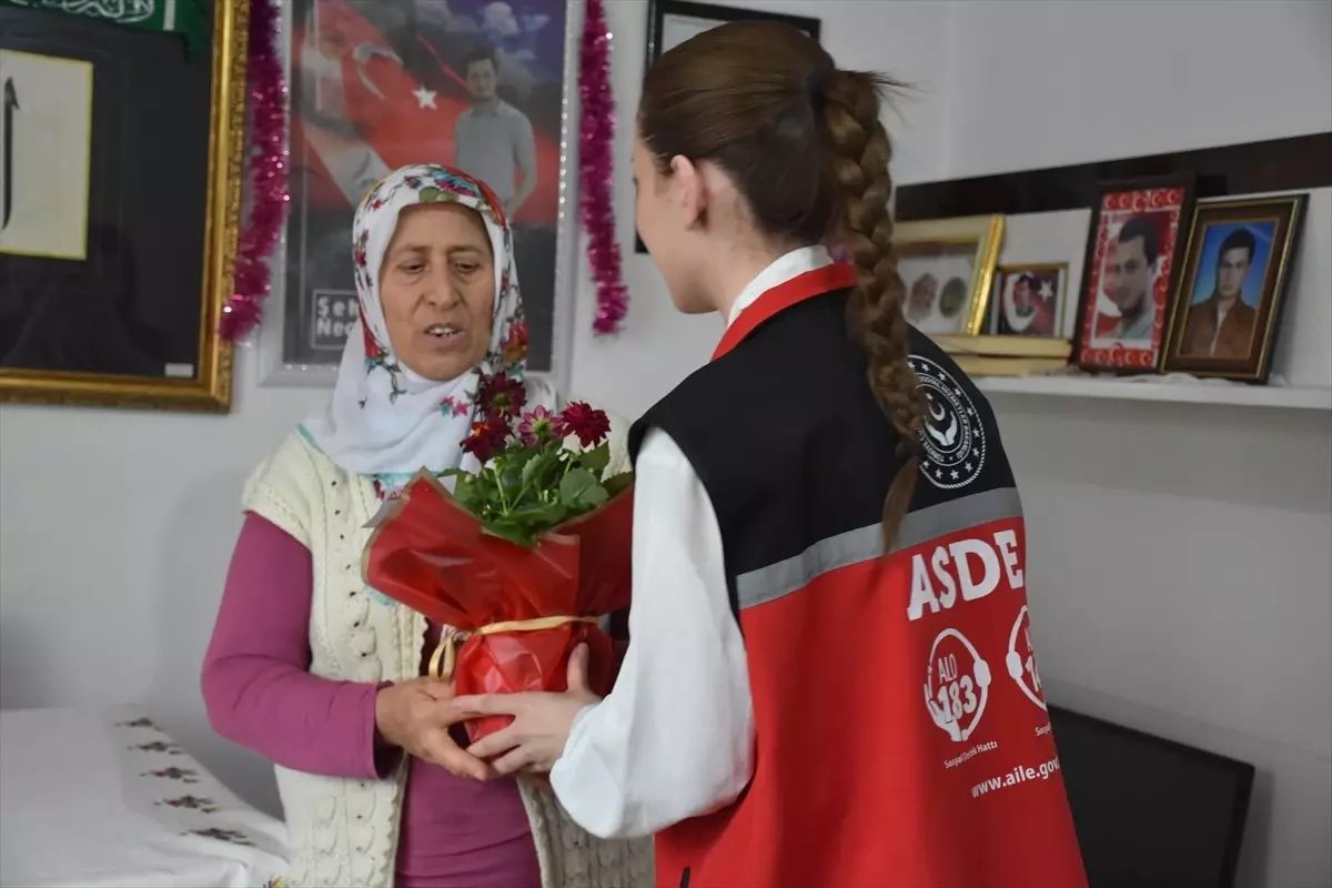 Şehit Öğretmen Necmettin Yılmaz'ın ailesine 'Anneler Günü' ziyareti