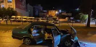 Antalya'da Tırla Çarpışan Otomobilde 2 Yaralı