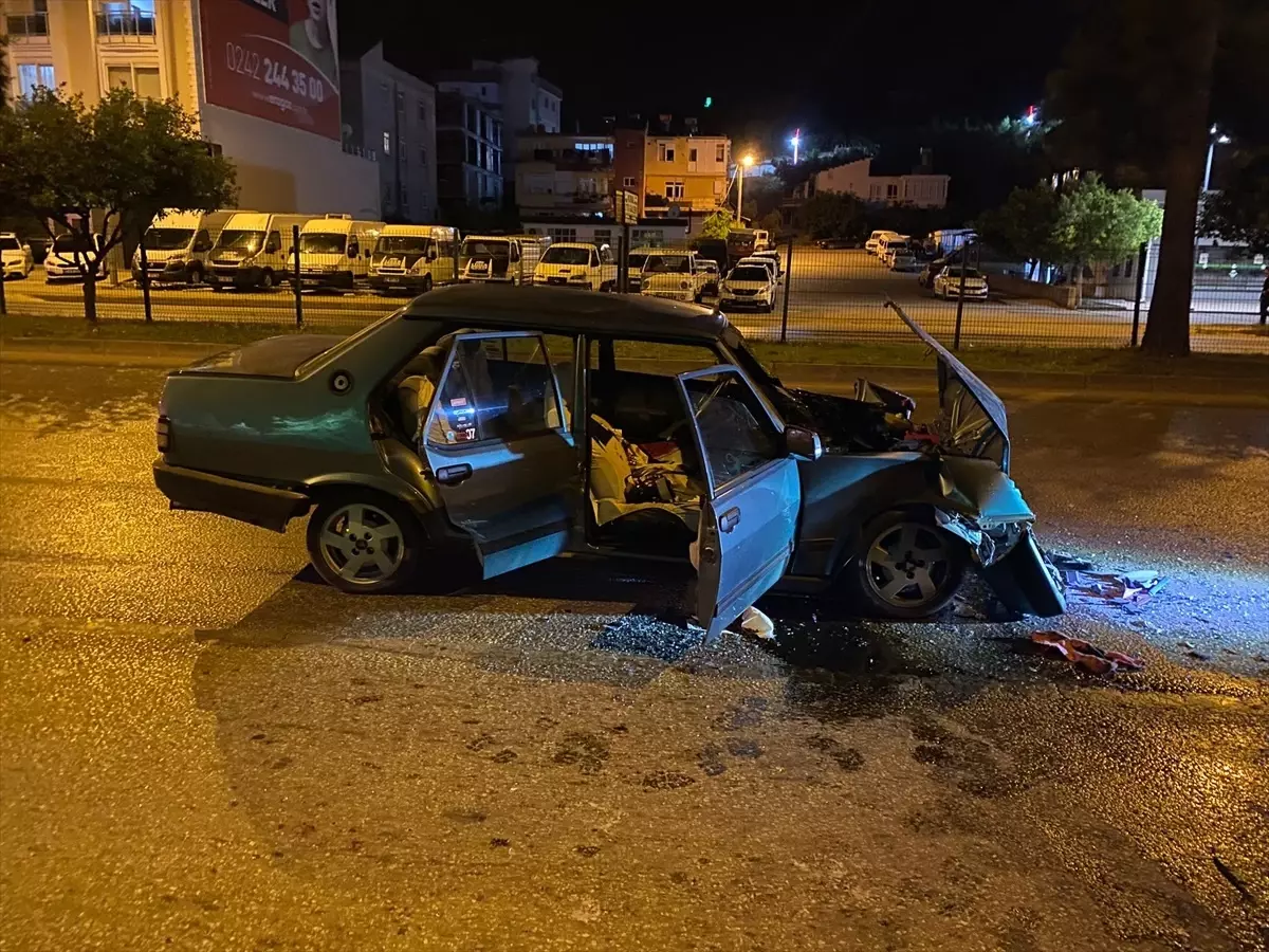 Antalya'da Tırla Çarpışan Otomobilde 2 Yaralı