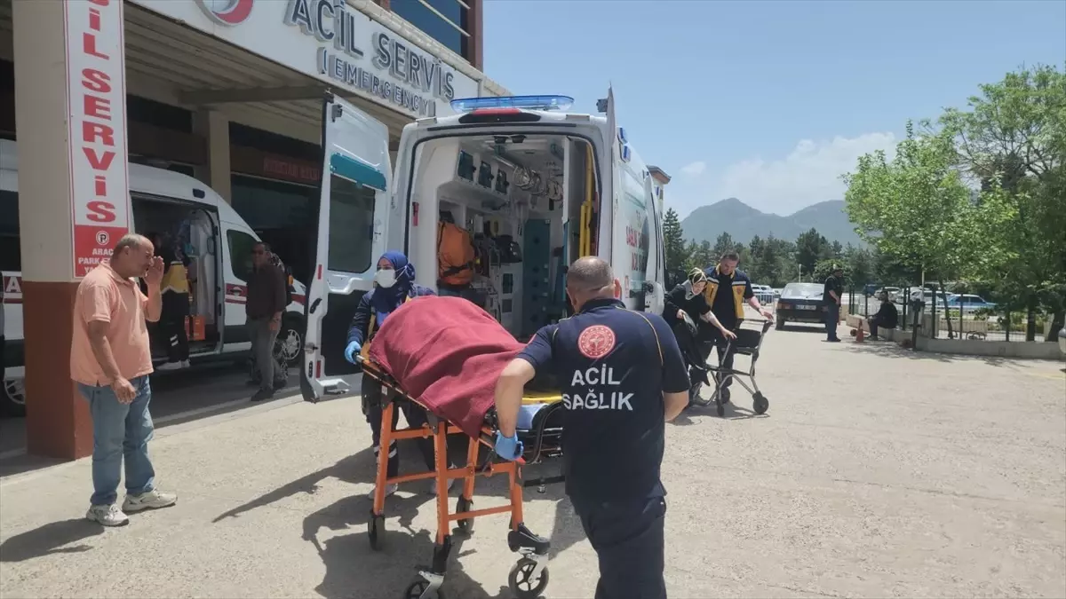 Seydişehir'de Otomobil Şarampole Devrildi: 2 Yaralı