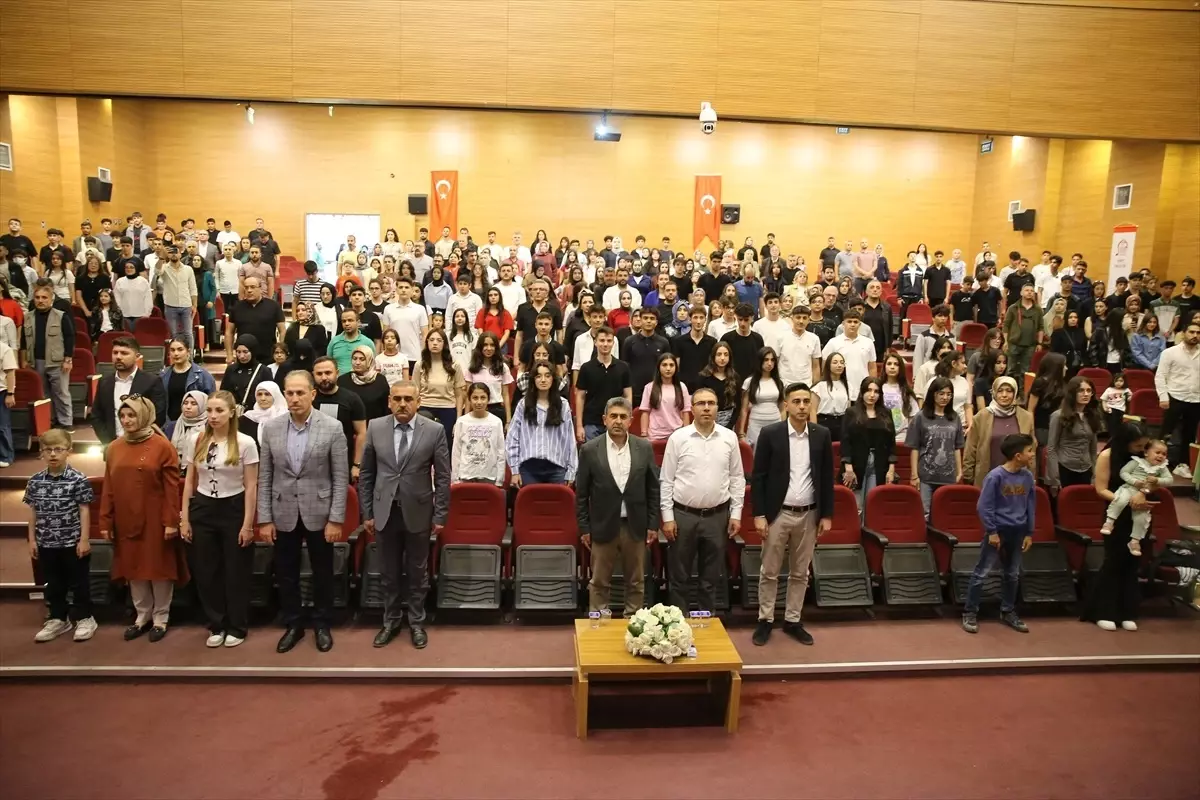 Siirt'te Lise Öğrencilerinden Şiir ve Müzik Dinletisi