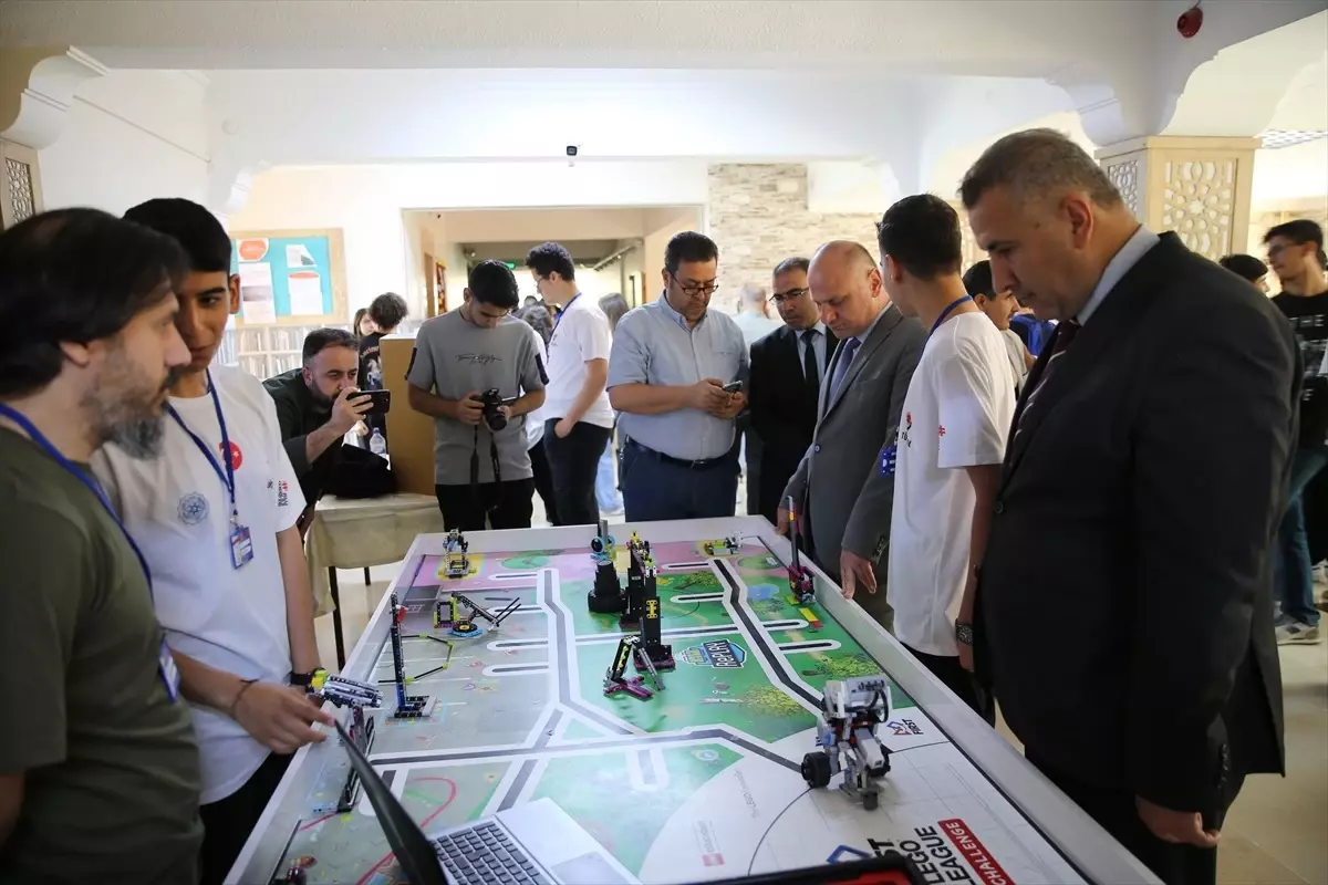 Siirt'te 4006 TÜBİTAK Bilim Fuarı Düzenlendi