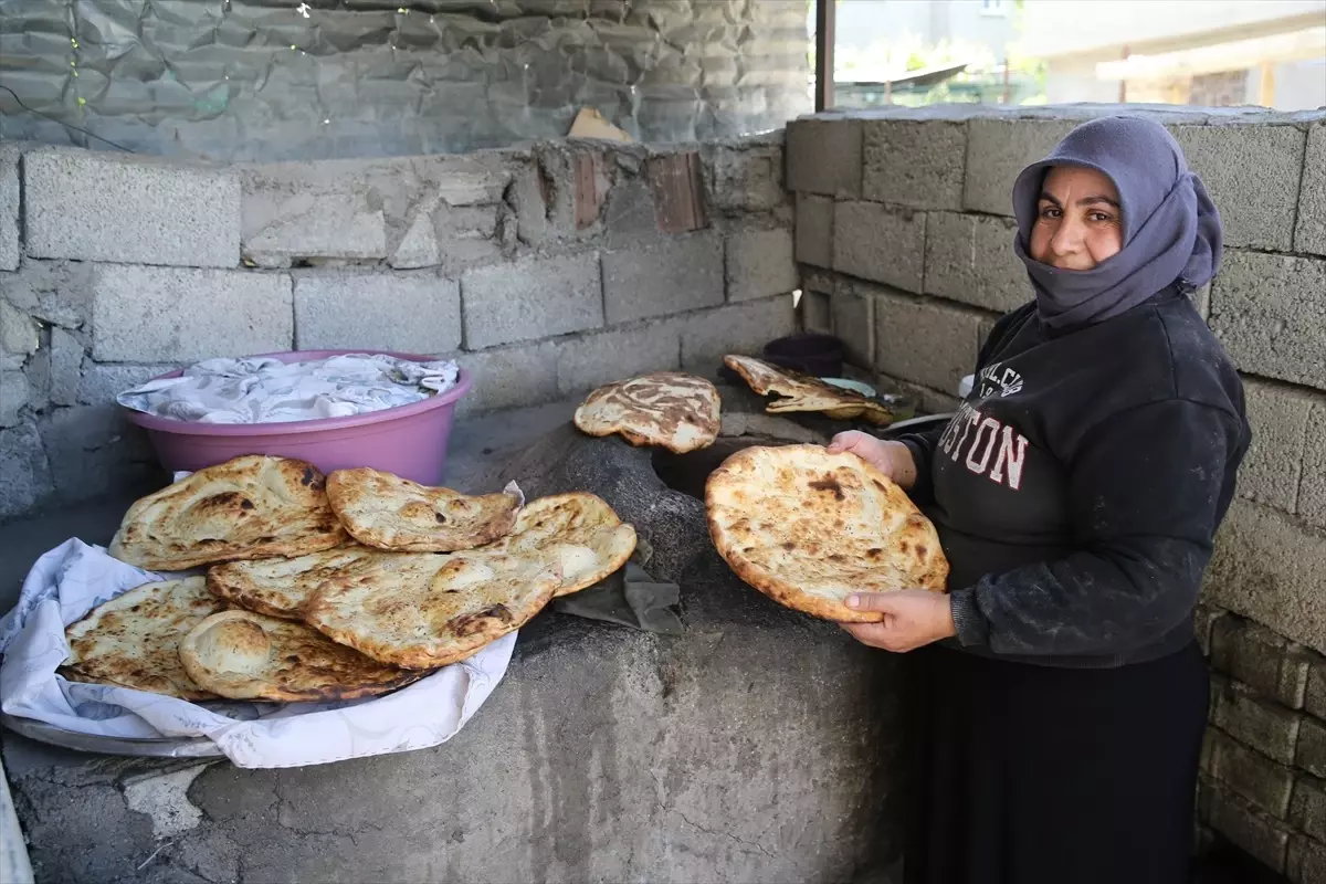 Zinet Dayan: Ekmek Yaparak Ailesinin Geçimini Sağlıyor