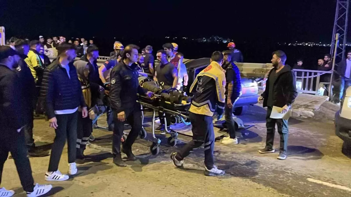 Sivas'ta Kontrolden Çıkan Otomobil Bariyere Saplandı
