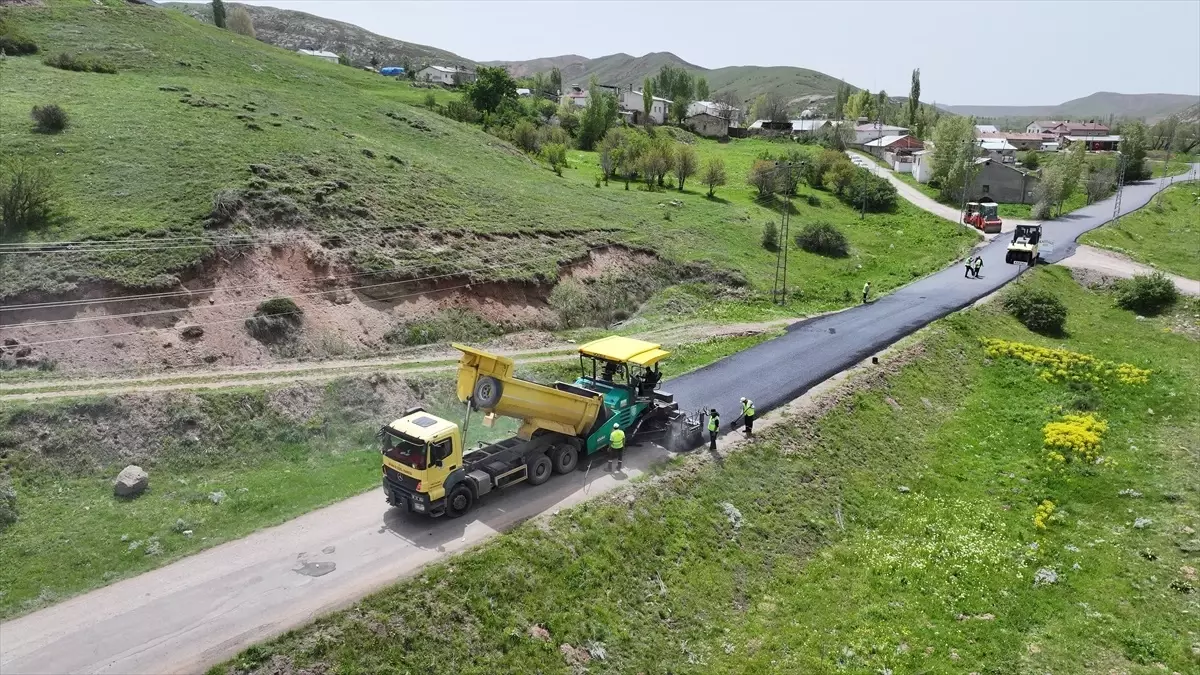 Sivas'ta Yol Çalışmaları Hızla Devam Ediyor