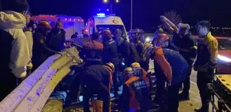 Sivas'ta Otomobil Köprü Bariyerine Saplandı, Sürücü Kurtarıldı
