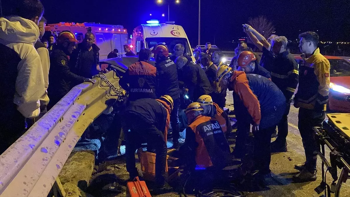 Sivas'ta Otomobil Köprü Bariyerine Saplandı, Sürücü Kurtarıldı