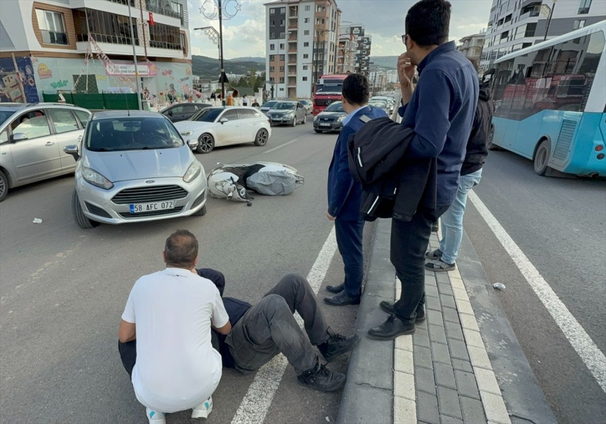 Sivas'ta Otomobil ile Motosiklet Çarpıştı: 1 Yaralı