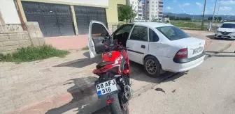 Şarkışla'da Motosiklet ve Otomobil Çarpıştı: 2 Yaralı