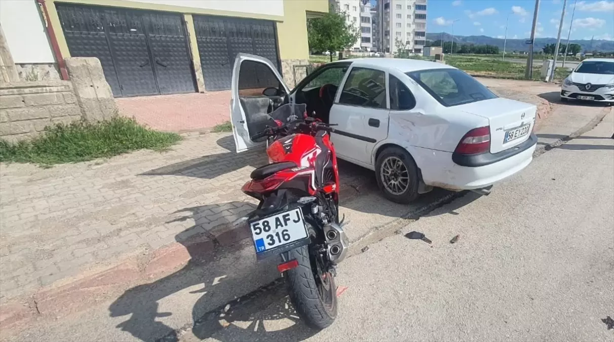 Şarkışla'da Motosiklet ve Otomobil Çarpıştı: 2 Yaralı
