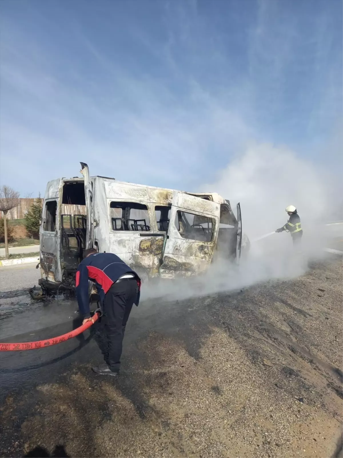 Sivas'ta Seyir Halindeki Servis Minibüsünde Yangın Çıktı