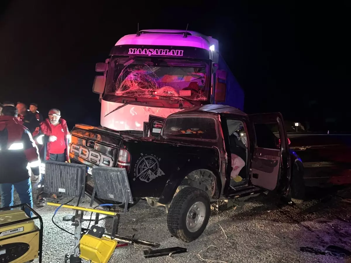 Sivas'ta Tır ile Pikap Çarpıştı: 1 Ölü