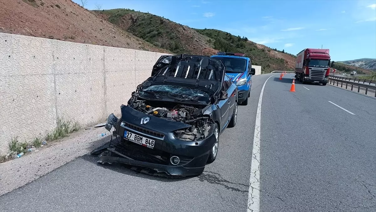 Sivas'ta İki Ayrı Trafik Kazasında 4 Kişi Yaralandı