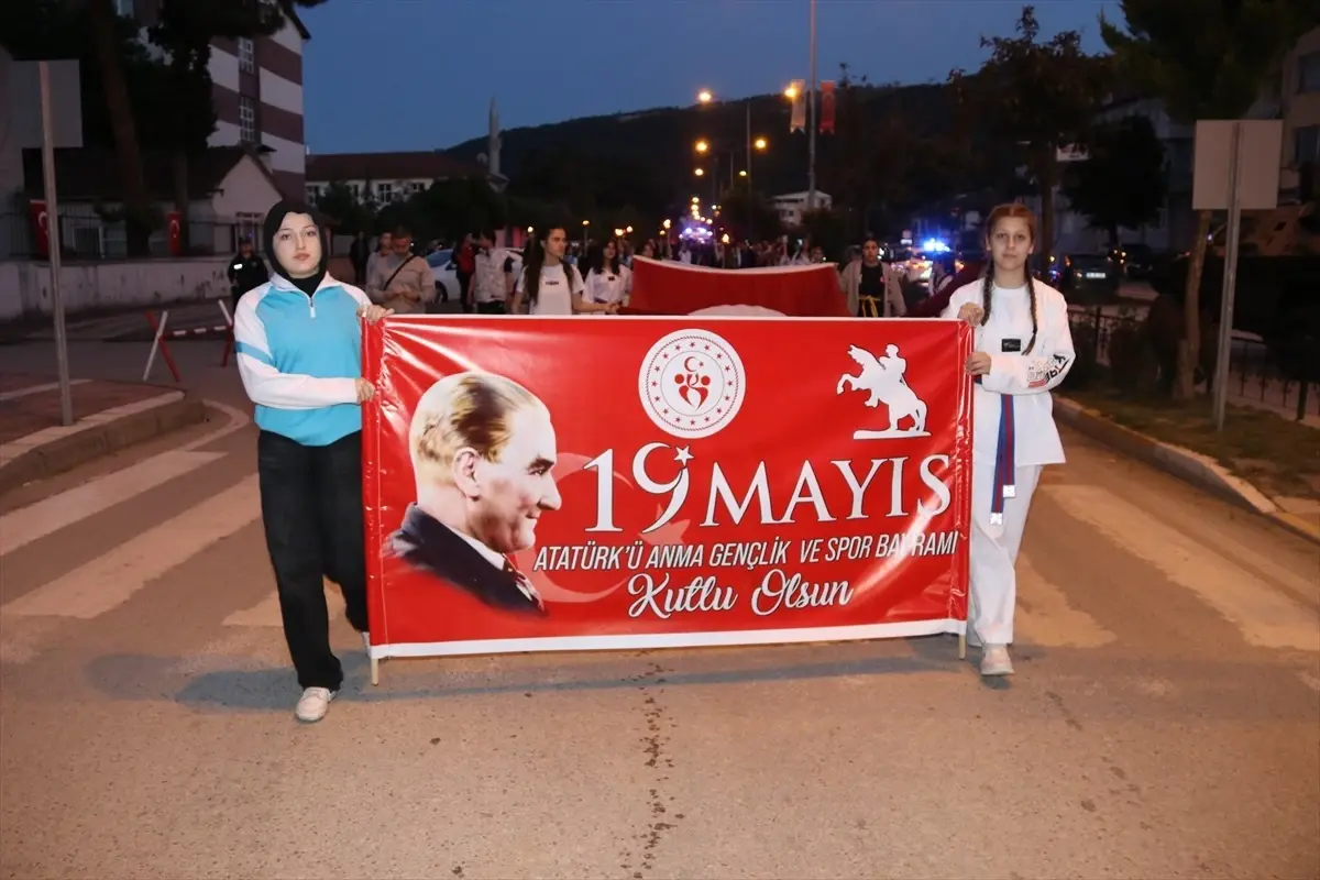 Amasya'da 19 Mayıs Coşkusu: Fener Alayı ve Bayrak Yürüyüşü