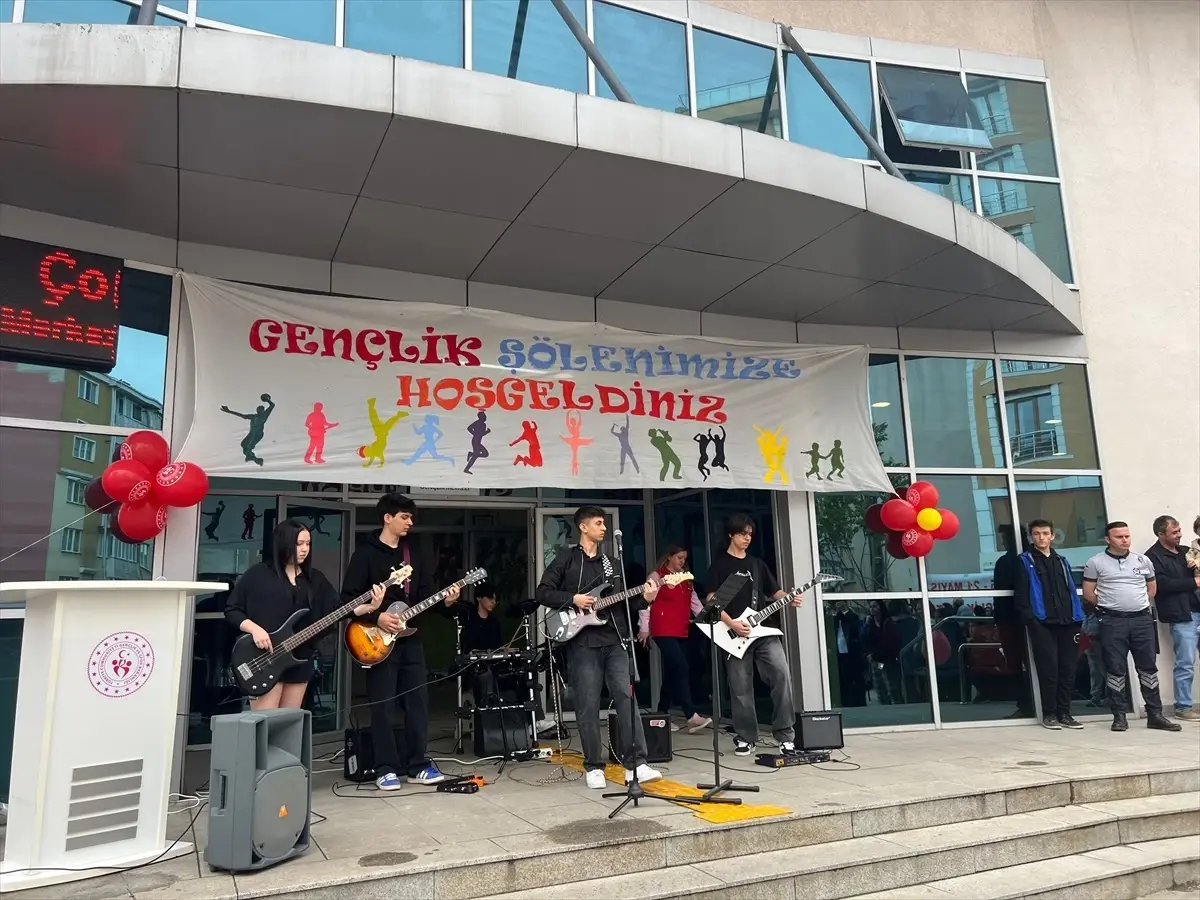 Çorlu'da Gençlik Şöleni ve Bahar Kermesi Coşkusu