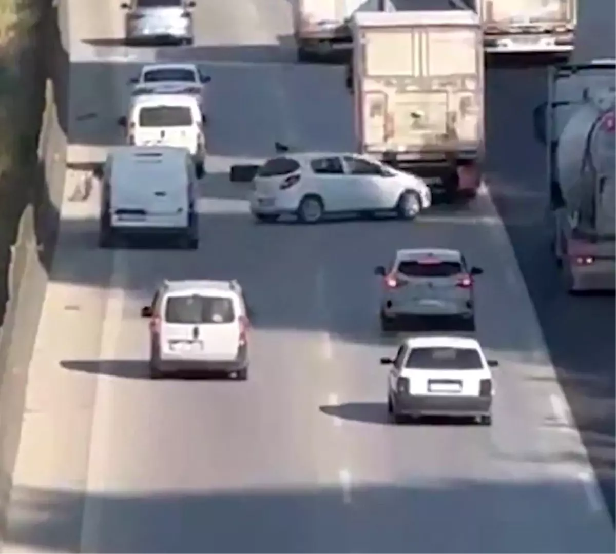 Adana'da Zincirleme Trafik Kazası: Tırın Lastiği Sebep Oldu