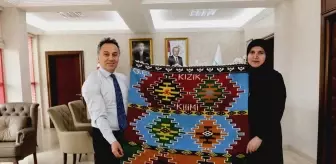 Rektör Yılmaz'a Kızık Kilimi Hediyesi