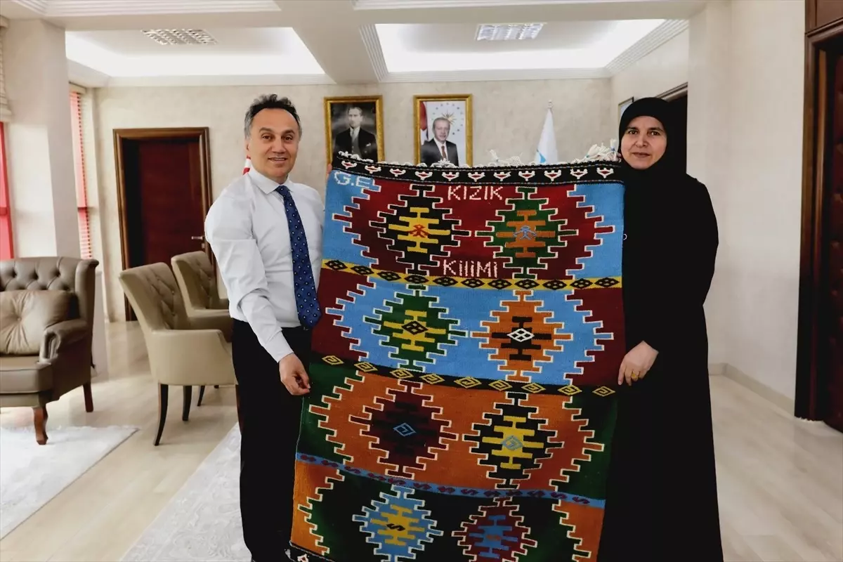 Rektör Yılmaz'a Kızık Kilimi Hediyesi