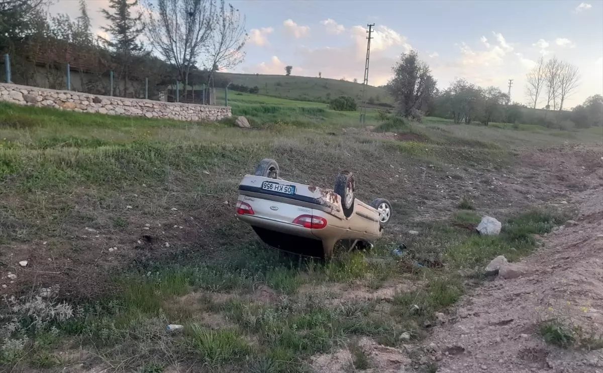 Tokat'ta Şarampole Devrilen Otomobilde İki Kişi Yaralandı