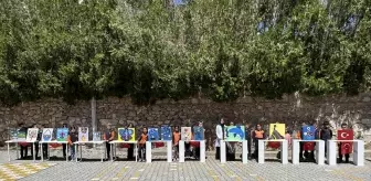 Toplanan mavi kapaklar öğrencilerin emeğiyle Anneler Günü hediyesi oldu
