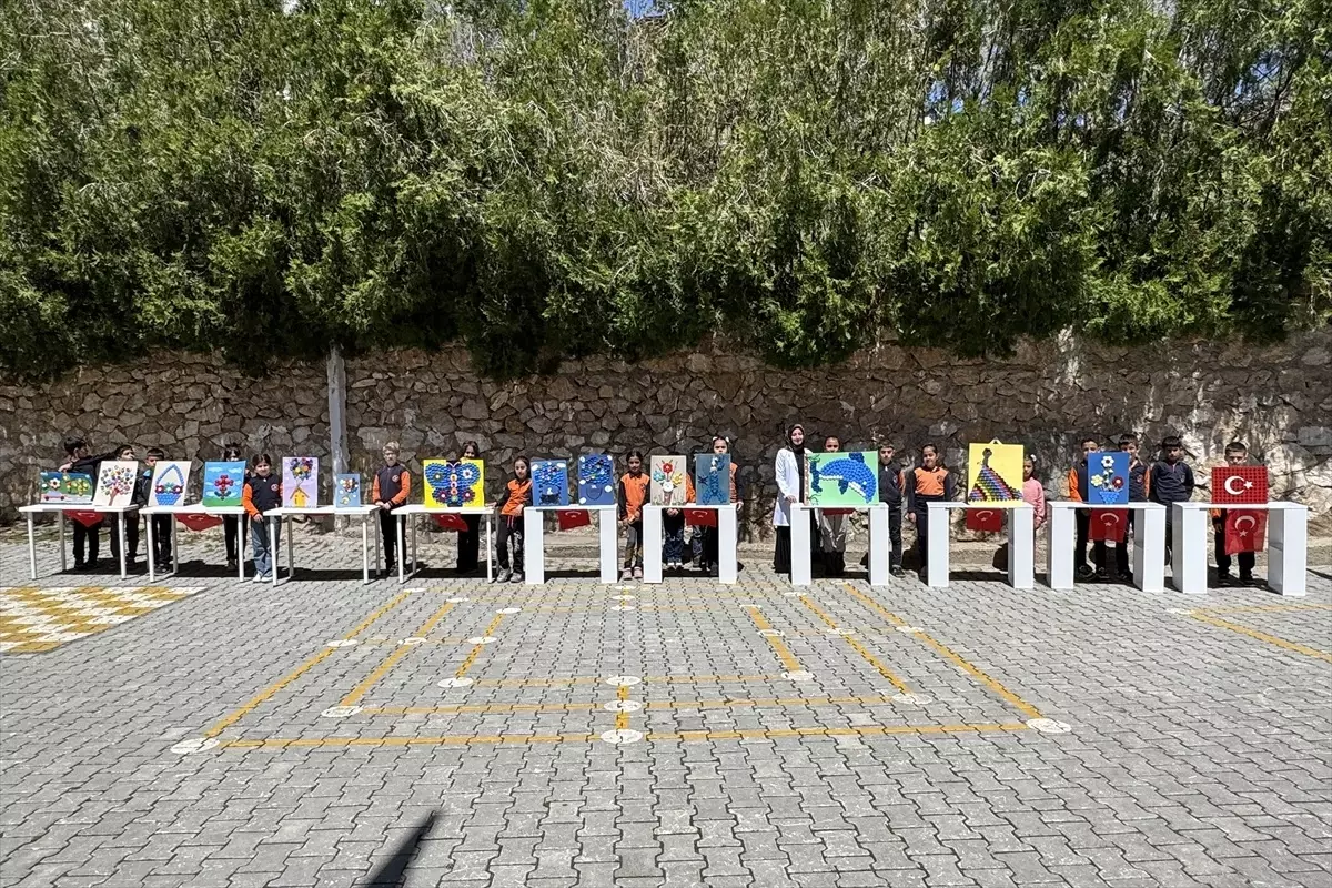 Toplanan mavi kapaklar öğrencilerin emeğiyle Anneler Günü hediyesi oldu