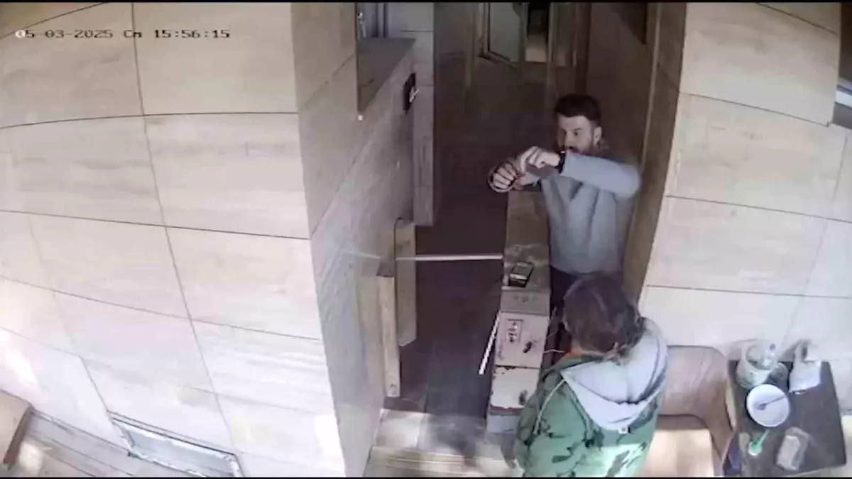 Manisa'da Kafe Sahibi İçinde Altın Bulunan Keseyi Polise Teslim Etti
