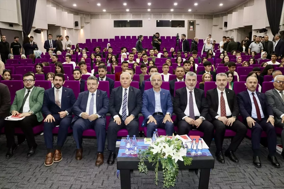 Ulaştırma ve Altyapı Bakanı Uraloğlu, Trabzon'da gençlerle bir araya geldi Açıklaması