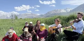 Öğrenciler Tarlada Çalışan Anneleri Unutmadı, Sürpriz Konser Verdiler