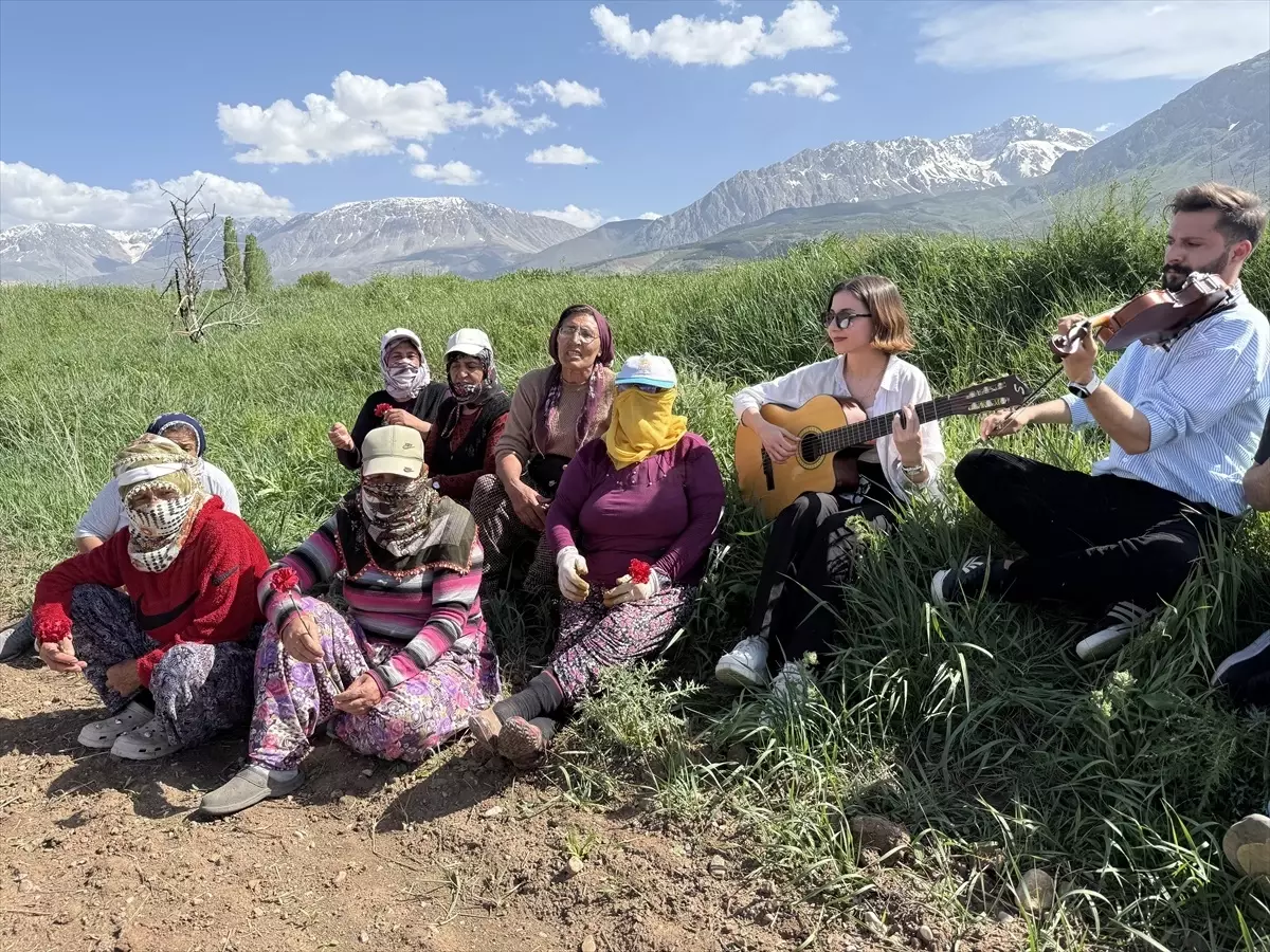 Öğrenciler Tarlada Çalışan Anneleri Unutmadı, Sürpriz Konser Verdiler