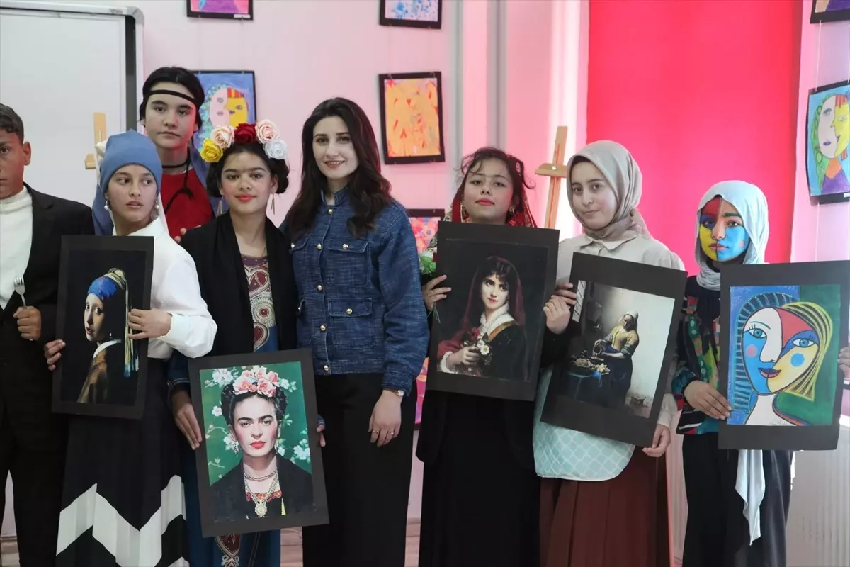 Ahlat'ta Öğrenciler Ünlü Ressamların Eserlerini Canlandırdı