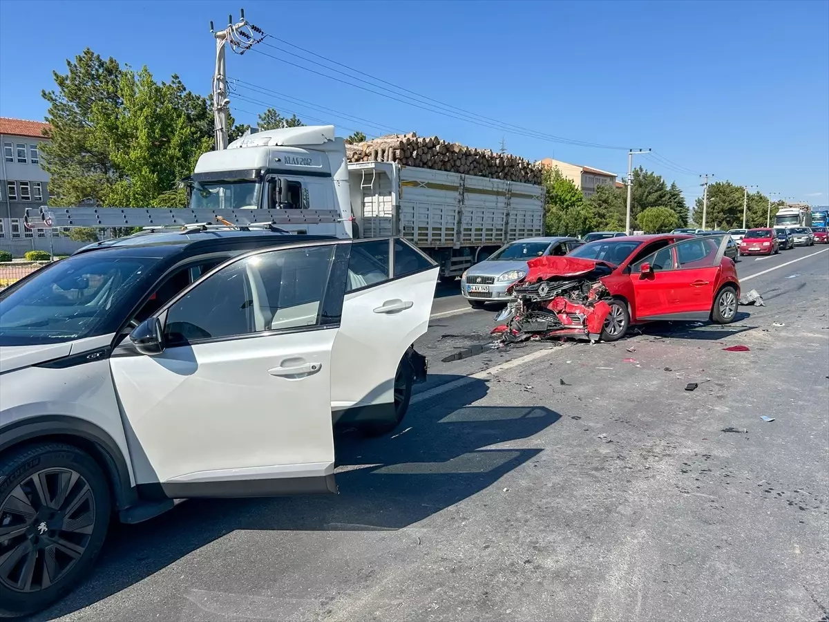 Uşak'ta Zincirleme Trafik Kazası: 7 Yaralı