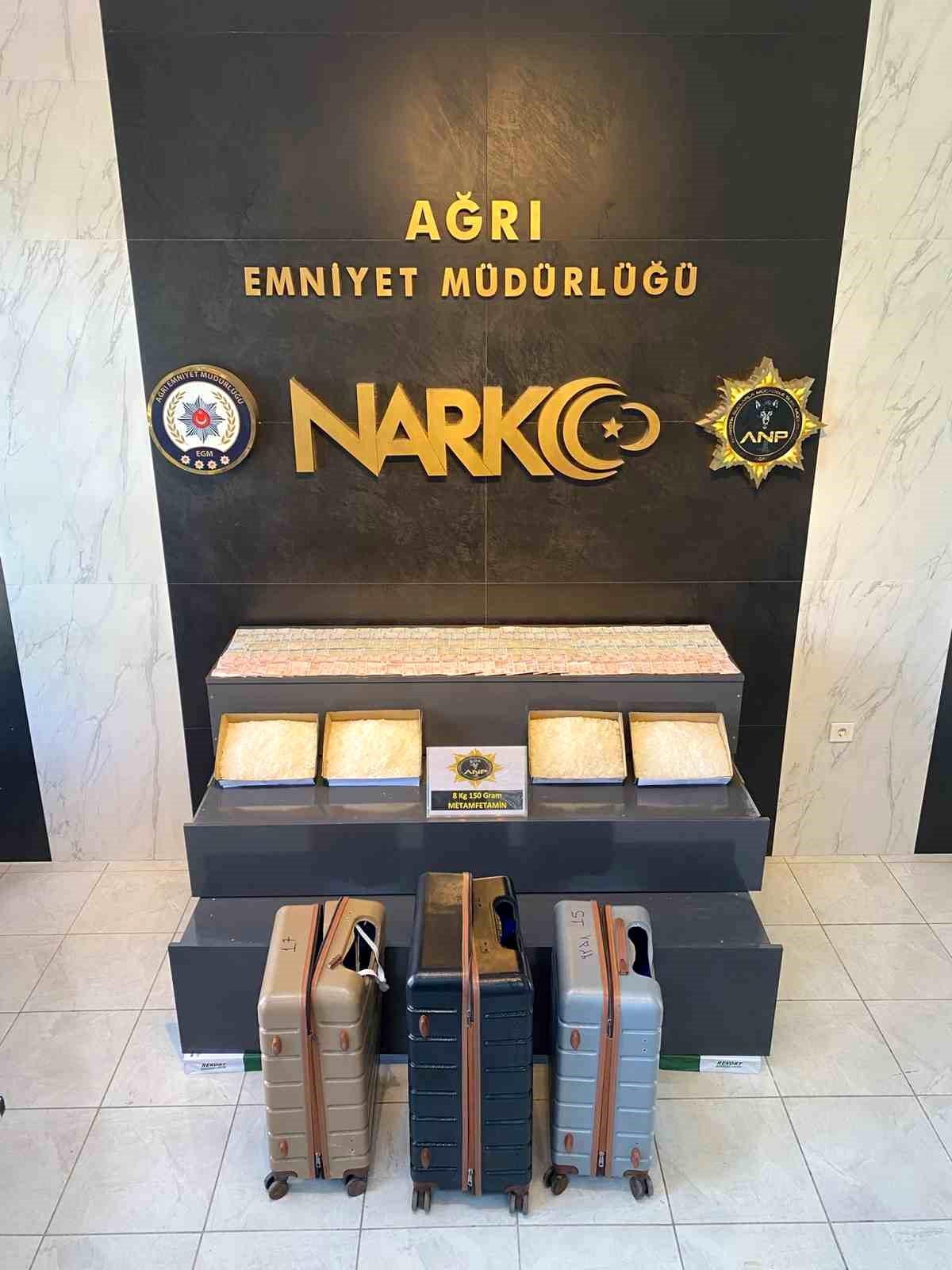 Ağrı'da Yolcu Otobüsünde Uyuşturucu Operasyonu: 8 Kilo Metamfetamin Ele Geçirildi