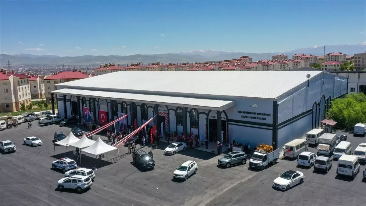 Van'da Kapalı Semt Pazarı Hizmete Açıldı