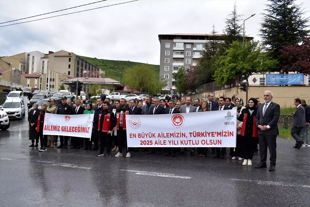 Van ve Bitlis'te Aile Haftası kapsamında yürüyüş düzenlendi
