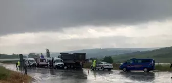 Yalova'da Kamyon ile Minibüs Çarpıştı, 3 Yaralı