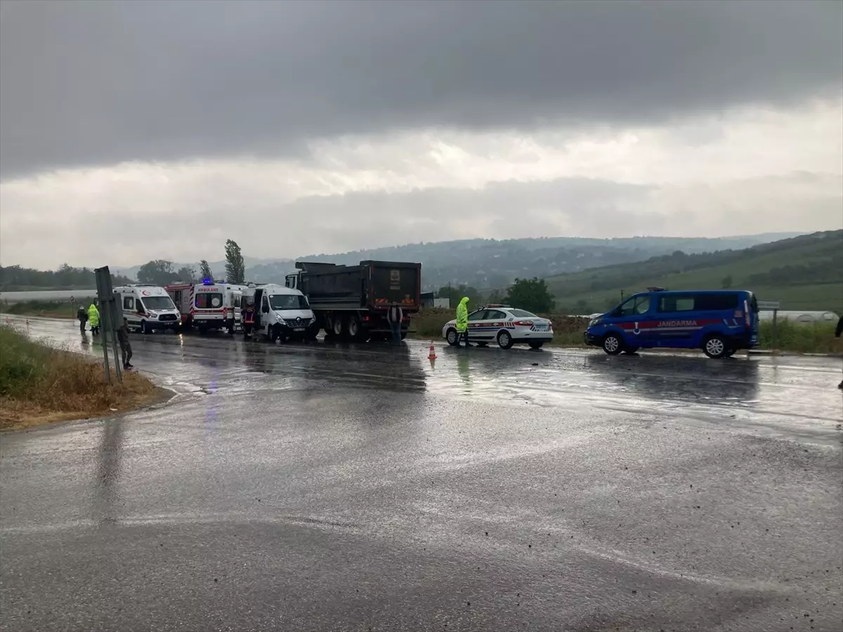 Yalova'da Kamyon ile Minibüs Çarpıştı, 3 Yaralı