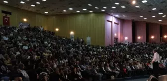 Hayati İnanç, Gençlere Ahlak ve İnsan Temalı Konferans Verdi